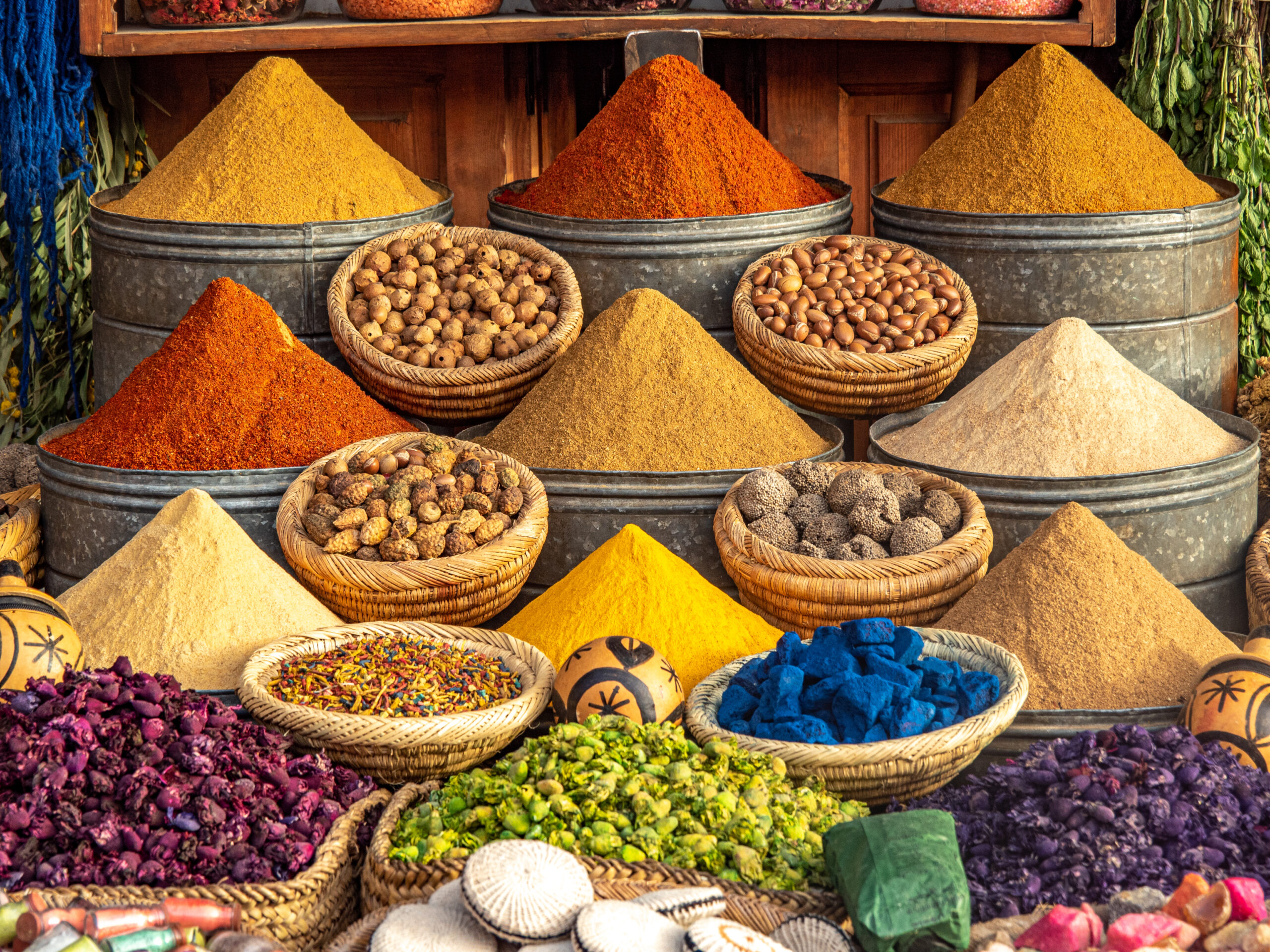 production-services-and-filming-in-marocco-colorful-spices-and-dyes-at-souk-market